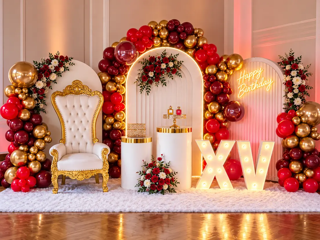Decoración clásica con tonos blancos y dorados para 15 años