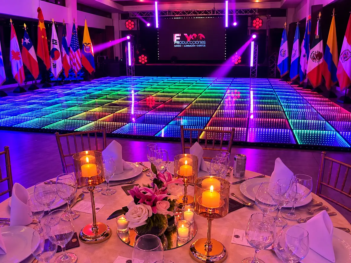 Pista de baile Infiniti iluminada con efectos de luz